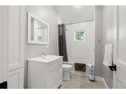 3 Glenview Crescent Sw, Calgary, AB - Indoor Photo Showing Bathroom