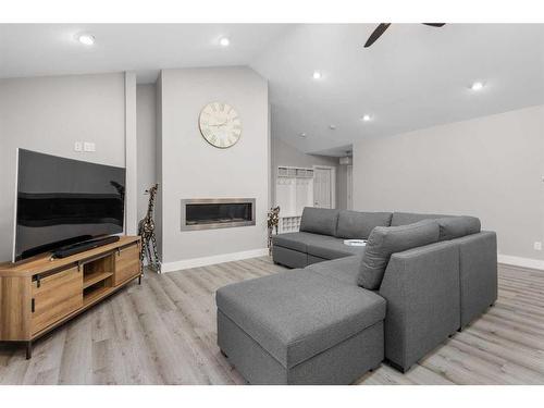 3 Glenview Crescent Sw, Calgary, AB - Indoor Photo Showing Living Room With Fireplace