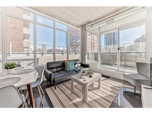 202-1319 14 Avenue Sw, Calgary, AB - Indoor Photo Showing Living Room