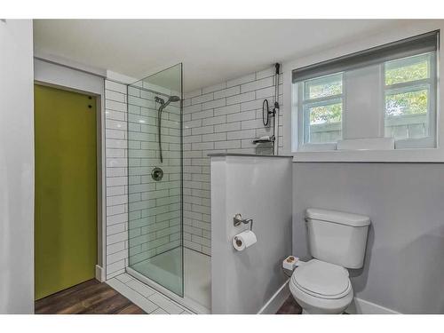 433 7A Street Ne, Calgary, AB - Indoor Photo Showing Bathroom