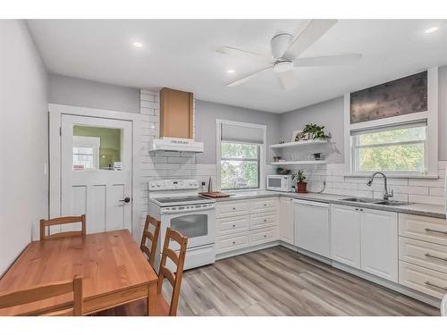 433 7A Street Ne, Calgary, AB - Indoor Photo Showing Kitchen