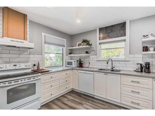 433 7A Street Ne, Calgary, AB - Indoor Photo Showing Kitchen With Double Sink