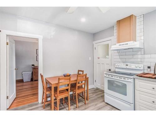 433 7A Street Ne, Calgary, AB - Indoor Photo Showing Kitchen