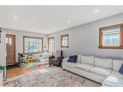 433 7A Street Ne, Calgary, AB - Indoor Photo Showing Living Room