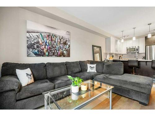 410-836 Royal Avenue Sw, Calgary, AB - Indoor Photo Showing Living Room