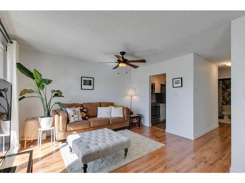 208-809 4 Street Ne, Calgary, AB - Indoor Photo Showing Living Room