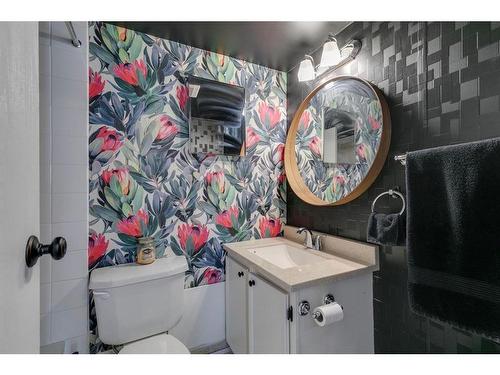 208-809 4 Street Ne, Calgary, AB - Indoor Photo Showing Bathroom