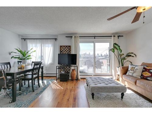 208-809 4 Street Ne, Calgary, AB - Indoor Photo Showing Living Room