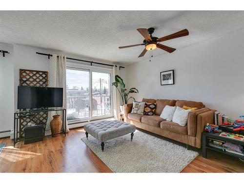 208-809 4 Street Ne, Calgary, AB - Indoor Photo Showing Living Room