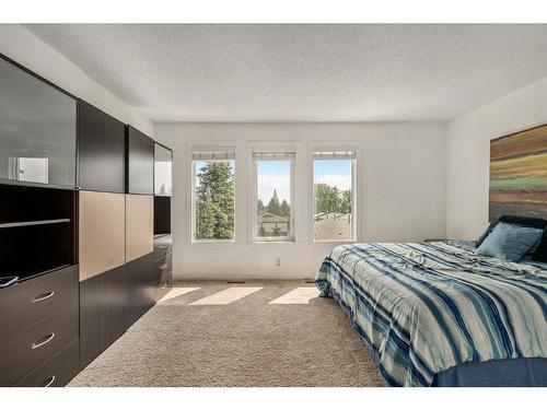 78 Candle Terrace Sw, Calgary, AB - Indoor Photo Showing Bedroom