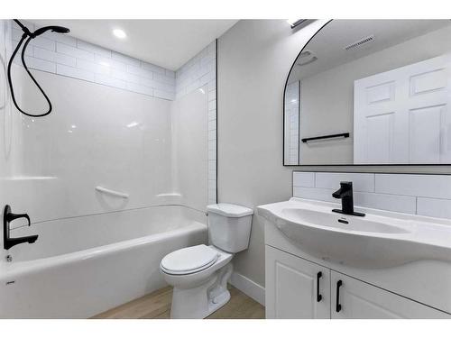 250 Cougar Plateau Mews Sw, Calgary, AB - Indoor Photo Showing Bathroom