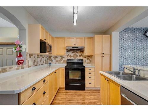 80 Everridge Way Sw, Calgary, AB - Indoor Photo Showing Kitchen With Double Sink