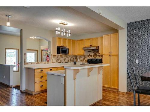 80 Everridge Way Sw, Calgary, AB - Indoor Photo Showing Kitchen