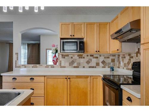 80 Everridge Way Sw, Calgary, AB - Indoor Photo Showing Kitchen