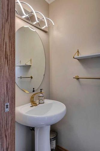 80 Everridge Way Sw, Calgary, AB - Indoor Photo Showing Bathroom