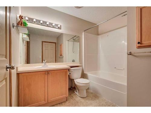 80 Everridge Way Sw, Calgary, AB - Indoor Photo Showing Bathroom