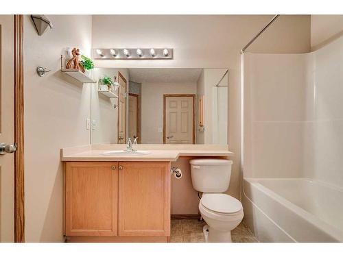 80 Everridge Way Sw, Calgary, AB - Indoor Photo Showing Bathroom