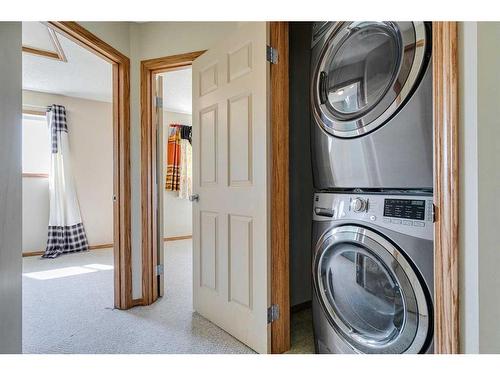 80 Everridge Way Sw, Calgary, AB - Indoor Photo Showing Laundry Room