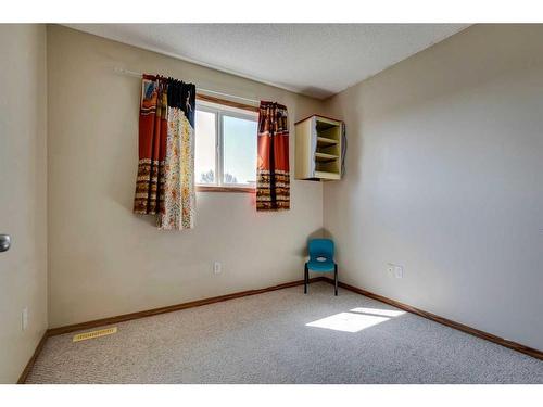 80 Everridge Way Sw, Calgary, AB - Indoor Photo Showing Other Room