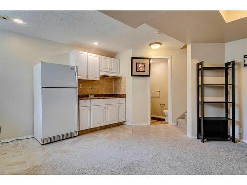 80 Everridge Way Sw, Calgary, AB - Indoor Photo Showing Kitchen With Double Sink