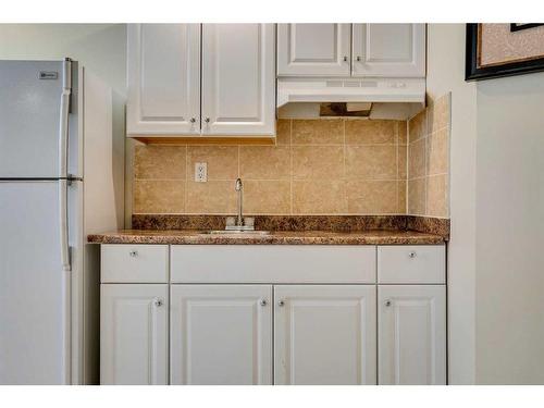 80 Everridge Way Sw, Calgary, AB - Indoor Photo Showing Kitchen