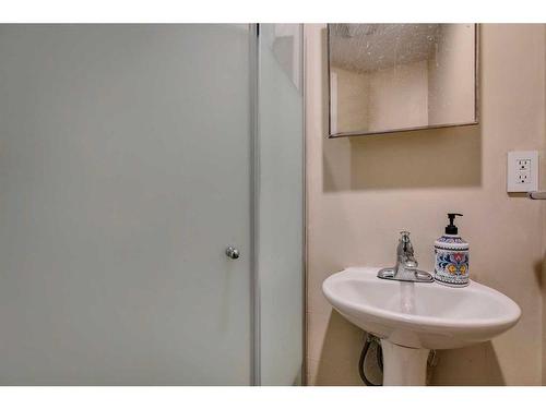 80 Everridge Way Sw, Calgary, AB - Indoor Photo Showing Bathroom