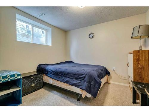 80 Everridge Way Sw, Calgary, AB - Indoor Photo Showing Bedroom