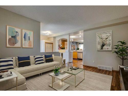 80 Everridge Way Sw, Calgary, AB - Indoor Photo Showing Living Room