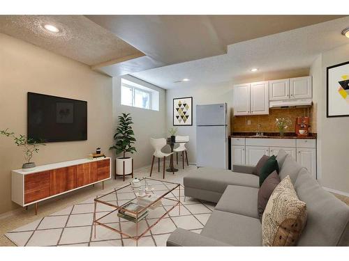 80 Everridge Way Sw, Calgary, AB - Indoor Photo Showing Living Room