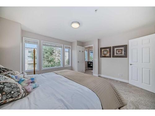 1906 12 Street Sw, Calgary, AB - Indoor Photo Showing Bedroom