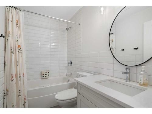 55 Shawnee Heath Sw, Calgary, AB - Indoor Photo Showing Bathroom