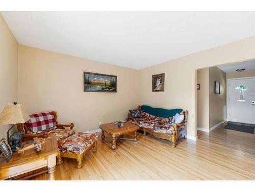 512 Northmount Drive Nw, Calgary, AB - Indoor Photo Showing Living Room