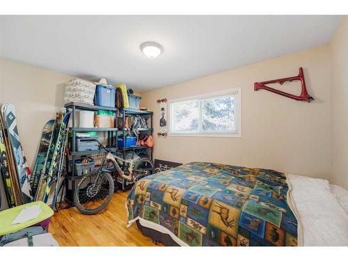 512 Northmount Drive Nw, Calgary, AB - Indoor Photo Showing Bedroom