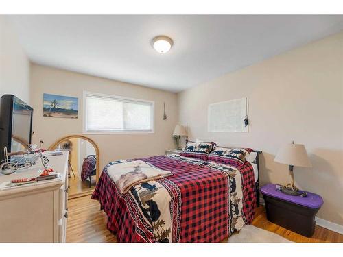 512 Northmount Drive Nw, Calgary, AB - Indoor Photo Showing Bedroom