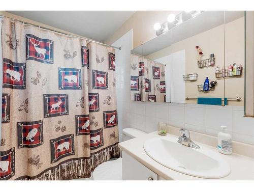 512 Northmount Drive Nw, Calgary, AB - Indoor Photo Showing Bathroom