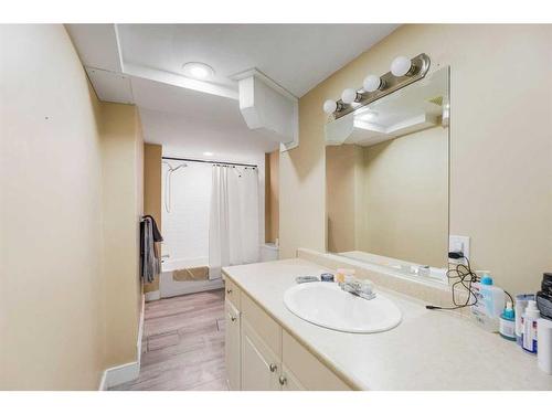 512 Northmount Drive Nw, Calgary, AB - Indoor Photo Showing Bathroom