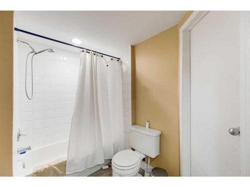 512 Northmount Drive Nw, Calgary, AB - Indoor Photo Showing Bathroom