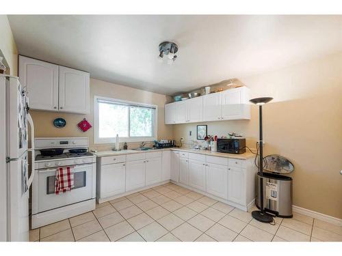 512 Northmount Drive Nw, Calgary, AB - Indoor Photo Showing Kitchen