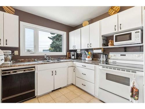 7524 Fleetwood Drive Se, Calgary, AB - Indoor Photo Showing Kitchen With Double Sink