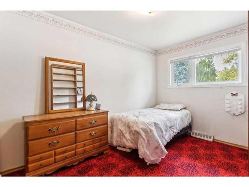 7524 Fleetwood Drive Se, Calgary, AB - Indoor Photo Showing Bedroom