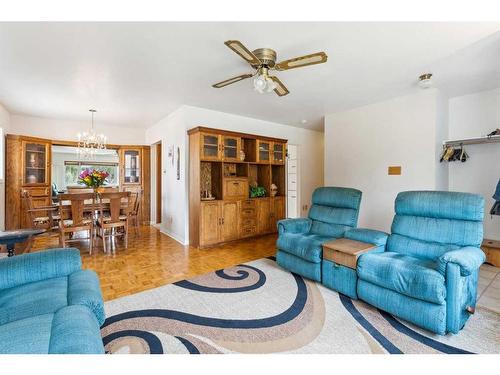 7524 Fleetwood Drive Se, Calgary, AB - Indoor Photo Showing Living Room