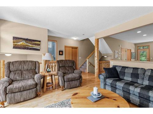 1077 Wilson Way, Canmore, AB - Indoor Photo Showing Living Room