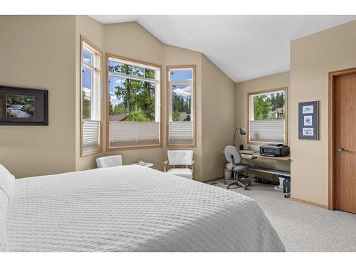 1077 Wilson Way, Canmore, AB - Indoor Photo Showing Bedroom