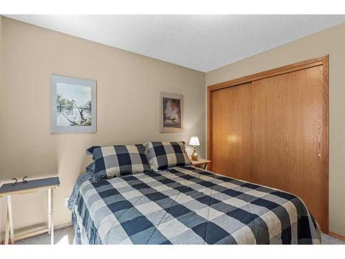 1077 Wilson Way, Canmore, AB - Indoor Photo Showing Bedroom