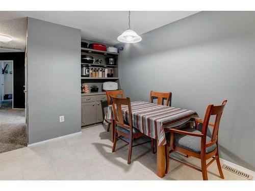 565 Macewan Drive Nw, Calgary, AB - Indoor Photo Showing Dining Room