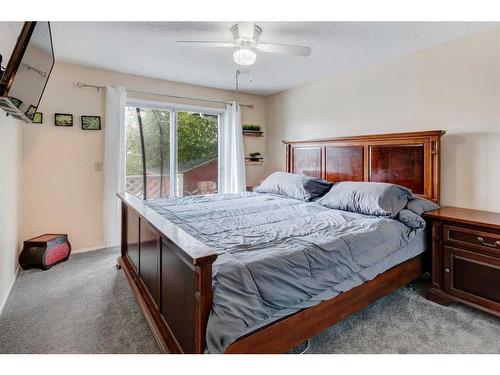 565 Macewan Drive Nw, Calgary, AB - Indoor Photo Showing Bedroom