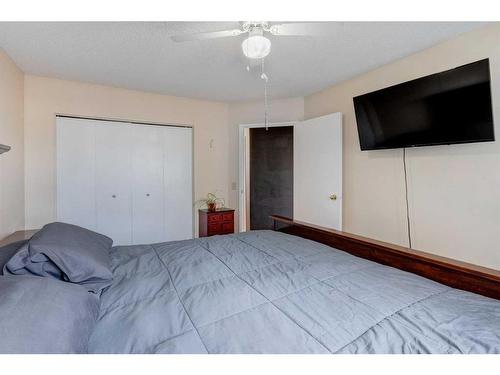 565 Macewan Drive Nw, Calgary, AB - Indoor Photo Showing Bedroom