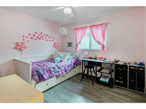 565 Macewan Drive Nw, Calgary, AB - Indoor Photo Showing Bedroom