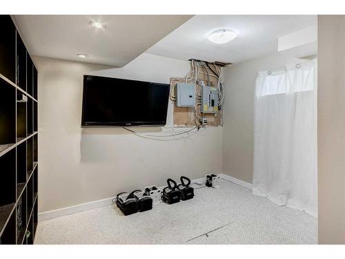 565 Macewan Drive Nw, Calgary, AB - Indoor Photo Showing Other Room