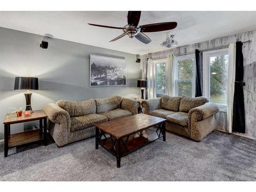 565 Macewan Drive Nw, Calgary, AB - Indoor Photo Showing Living Room